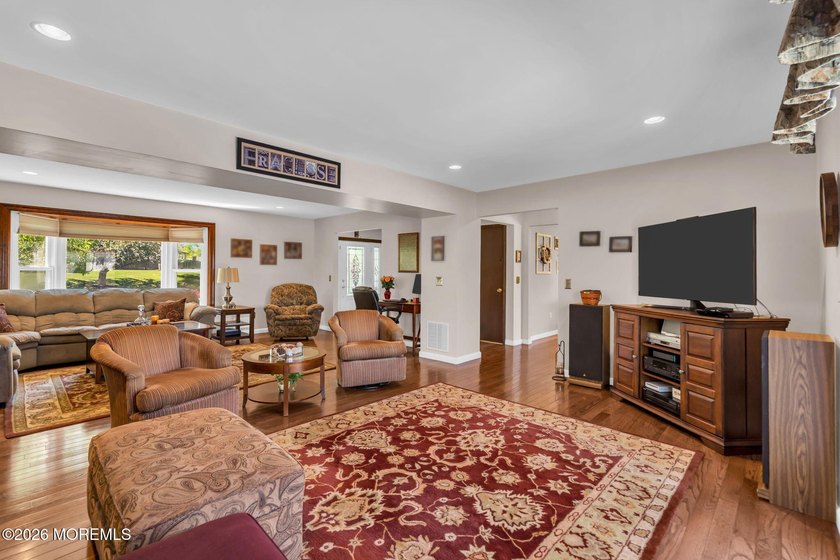 Five-Bedroom Colonial in Sought-After Twin Oaks. This charming - photo 9