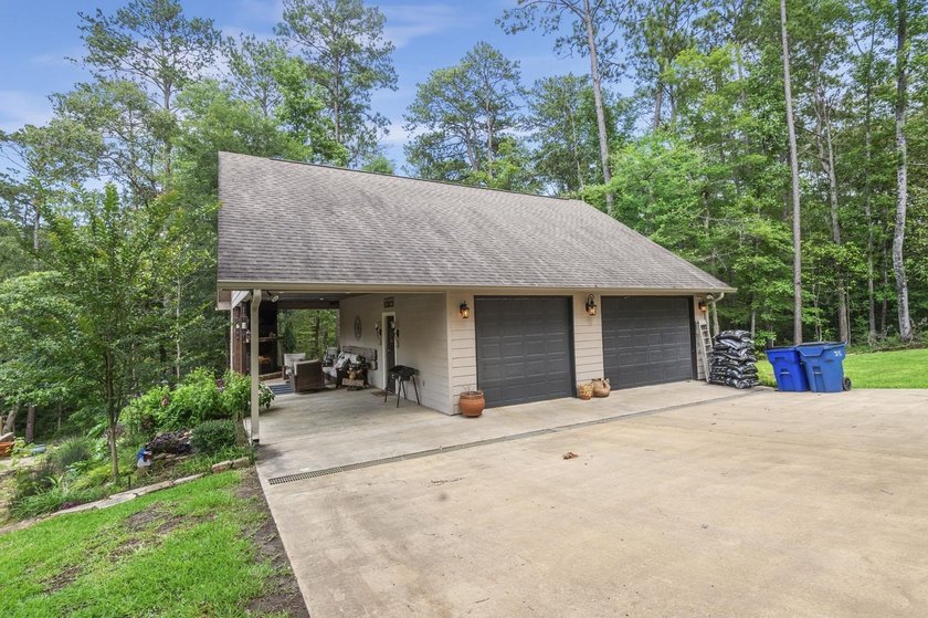 This property has LOTS of extras. Located on a quite dead-end - photo 4