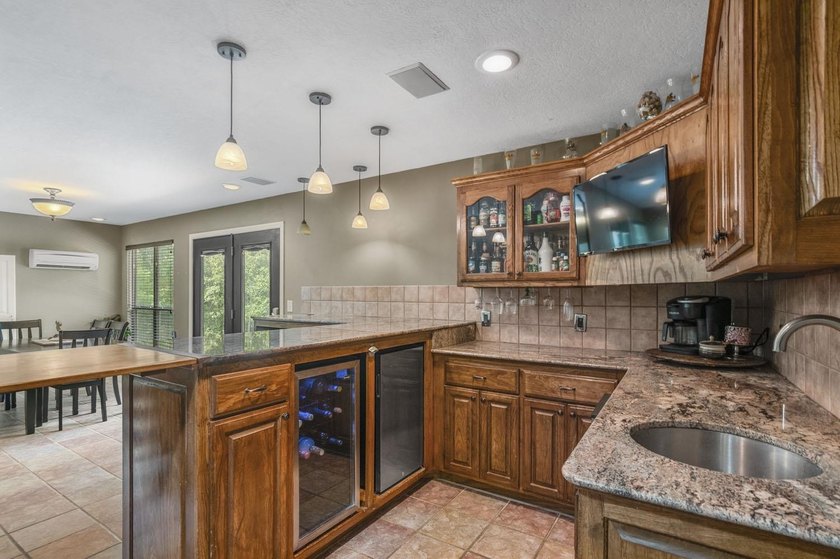 This property has LOTS of extras. Located on a quite dead-end - photo 10