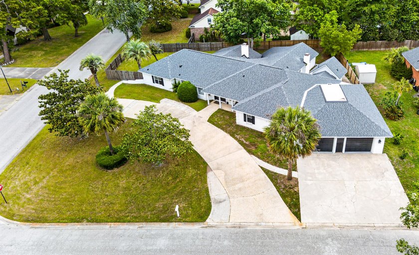 Set within the established golf course community of Shadowmoss - photo 5