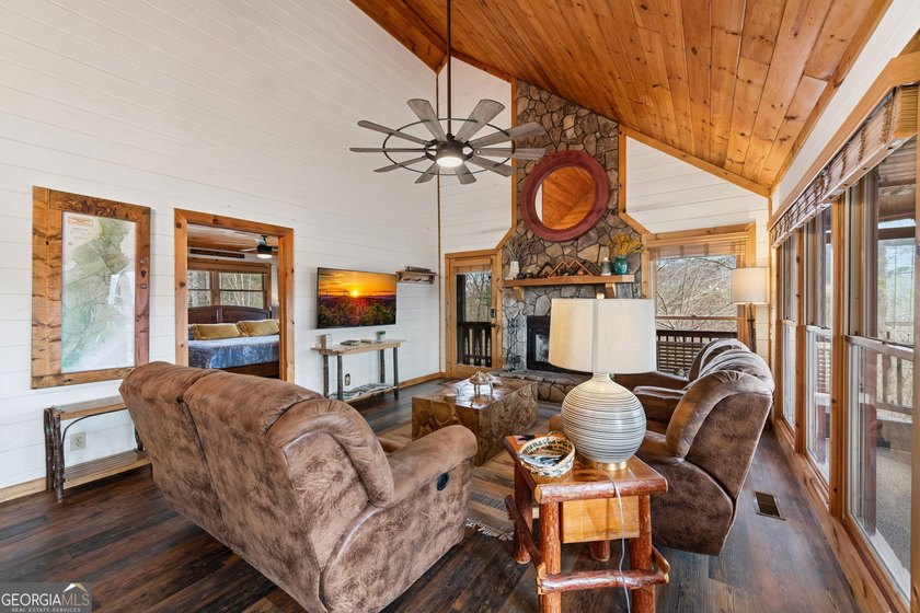 Turn-Key &amp; Fully Furnished with updated designer furnishings - photo 14