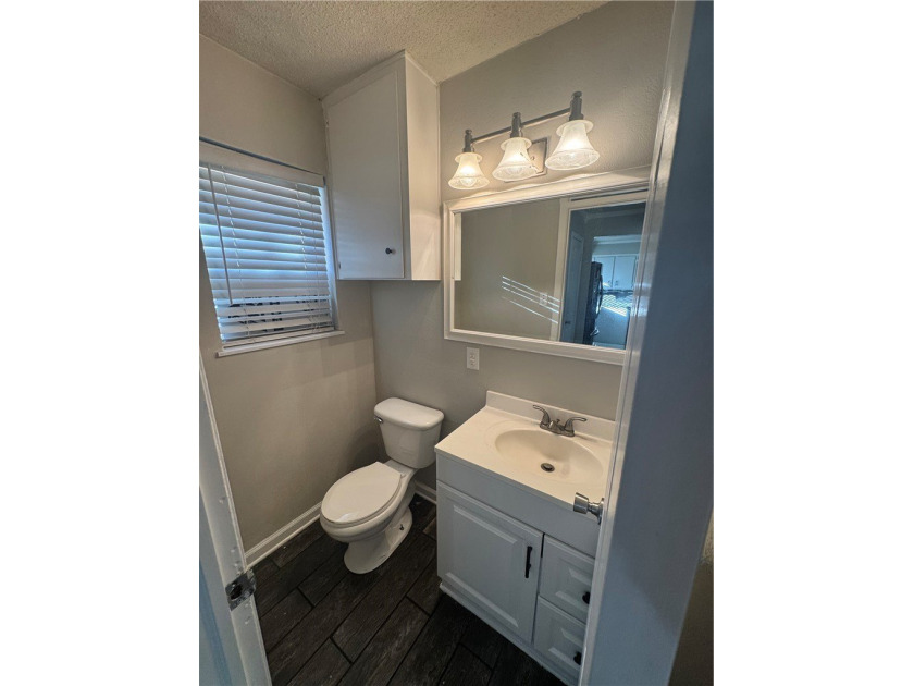 Charming 3 bedroom, 1.5 bath home on a desirable corner lot in - photo 15