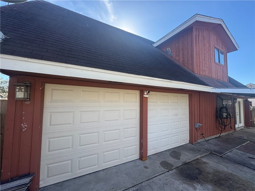 Charming 3 bedroom, 1.5 bath home on a desirable corner lot in - photo 23