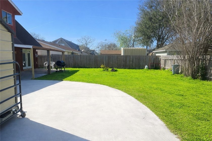Charming 3 bedroom, 1.5 bath home on a desirable corner lot in - photo 24