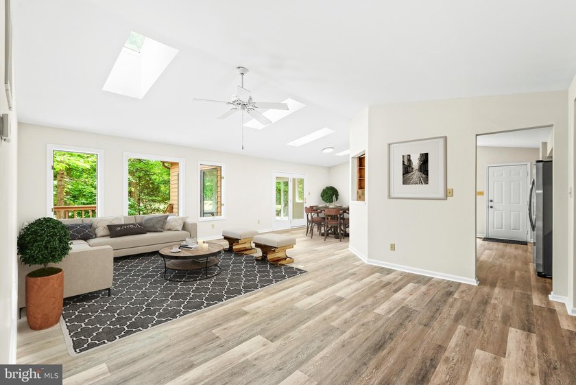 Welcome to this beautifully refreshed 3-bedroom, 2-bath rambler - photo 6