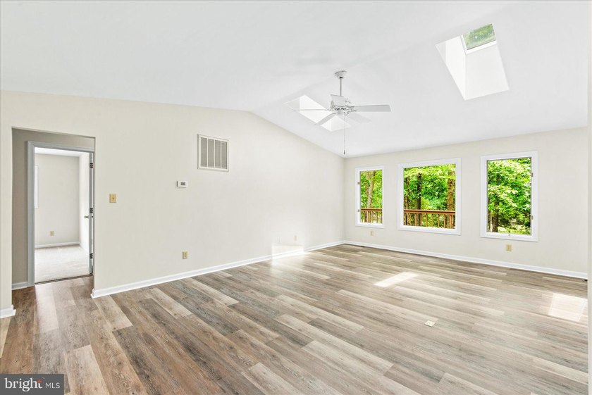 Welcome to this beautifully refreshed 3-bedroom, 2-bath rambler - photo 8