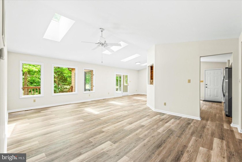 Welcome to this beautifully refreshed 3-bedroom, 2-bath rambler - photo 9