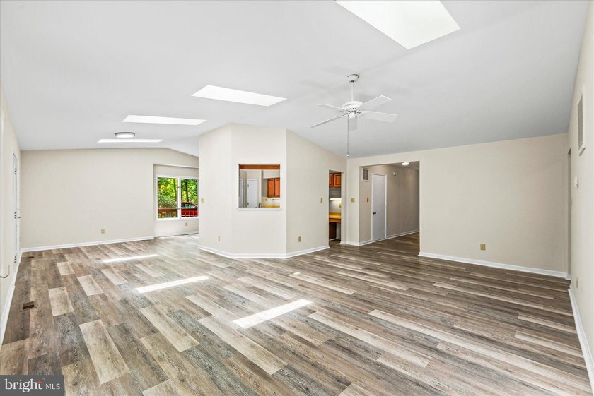 Welcome to this beautifully refreshed 3-bedroom, 2-bath rambler - photo 10