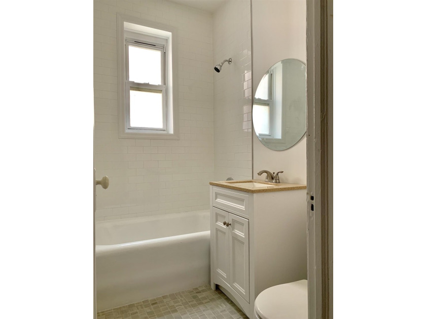 Small but cute 3rd floor condo apartment in elevator-building - photo 4