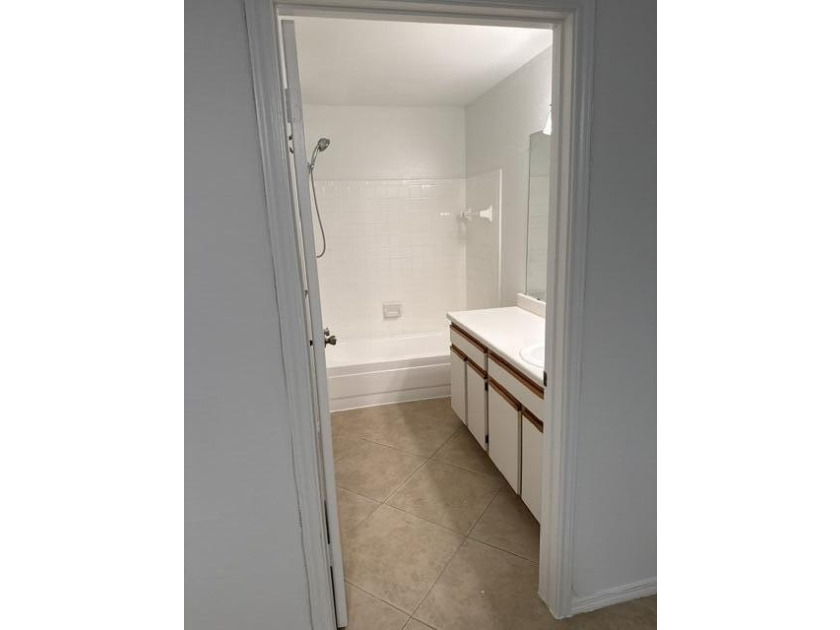 !!! BEAUTIFUL 2 bedrooms and 2 baths !!! WITH A LAKE VIEW - photo 11