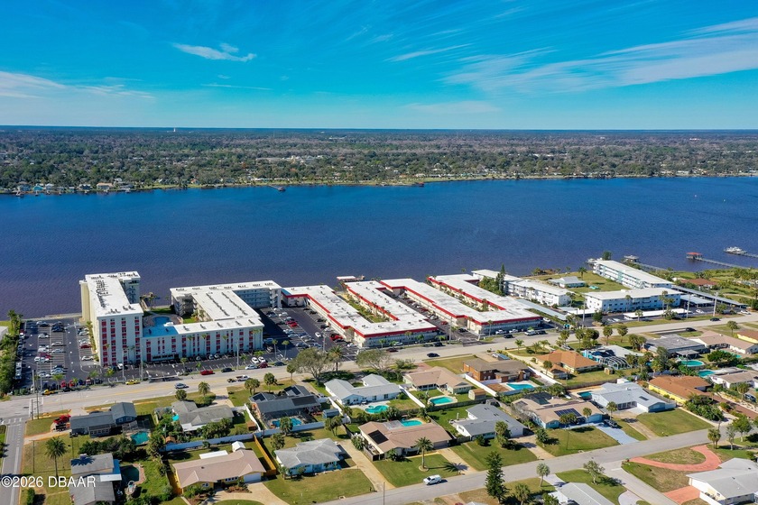 Experience true waterfront living with panoramic water views - photo 22
