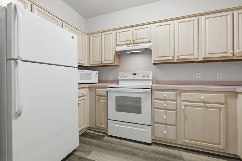 Two-bedroom, two-bathroom second-floor condo with a pool-view - photo 4