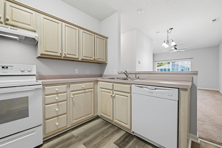 Two-bedroom, two-bathroom second-floor condo with a pool-view - photo 5
