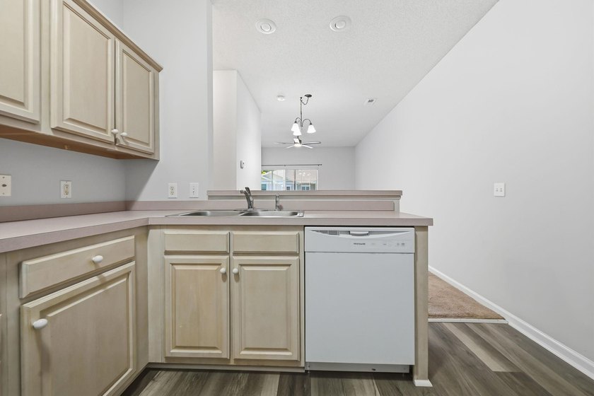 Two-bedroom, two-bathroom second-floor condo with a pool-view - photo 6