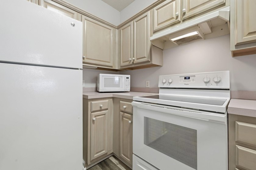Two-bedroom, two-bathroom second-floor condo with a pool-view - photo 7