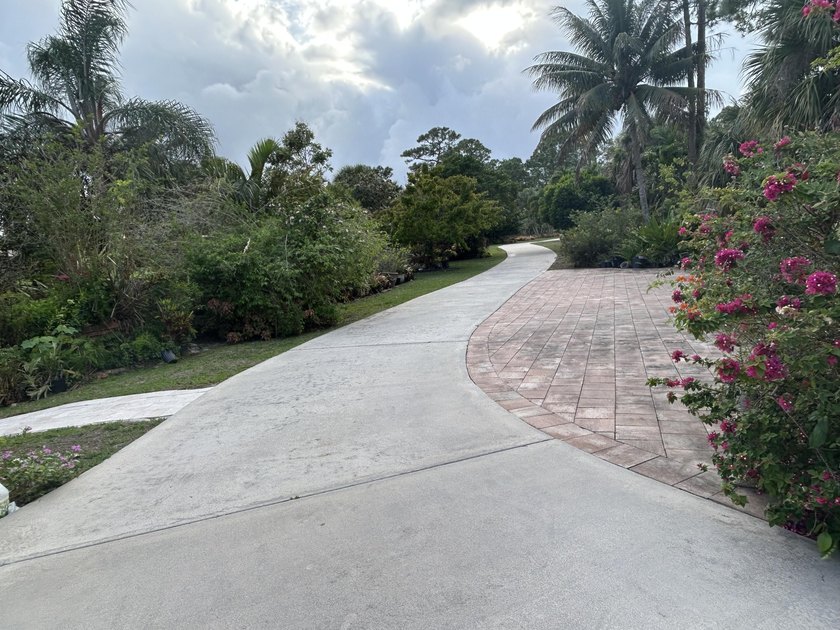 Welcome to this exceptional waterfront residence in the - photo 2