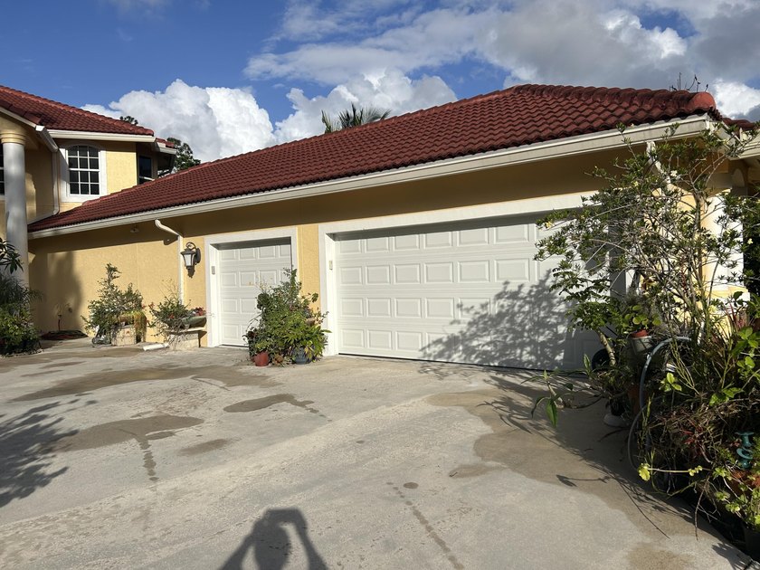 Welcome to this exceptional waterfront residence in the - photo 5