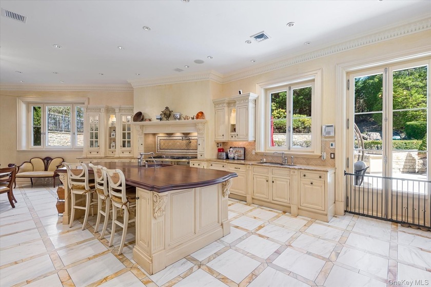 Luxurious Waterview Mansion in the Prestigious Village of Kings - photo 10