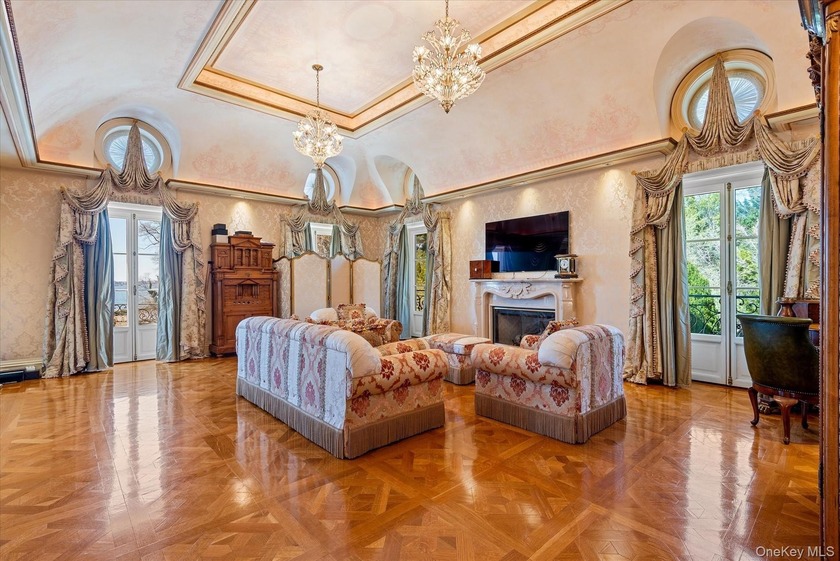 Luxurious Waterview Mansion in the Prestigious Village of Kings - photo 20