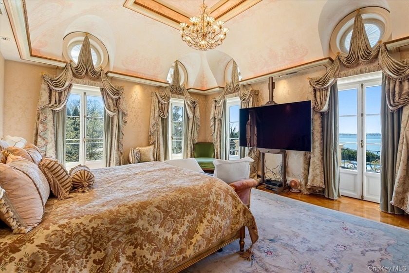 Luxurious Waterview Mansion in the Prestigious Village of Kings - photo 23