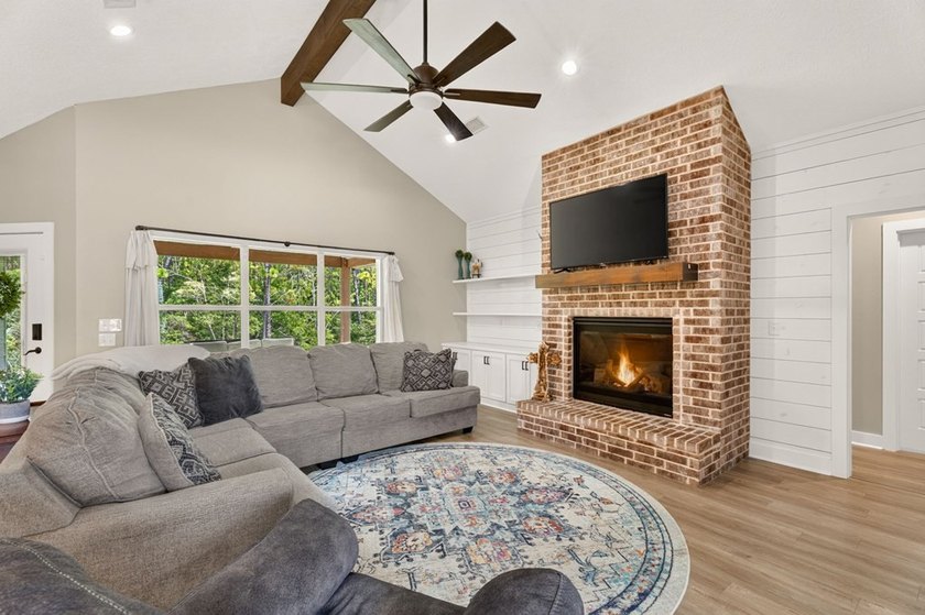 Welcome to this thoughtfully designed and well-maintained - photo 4