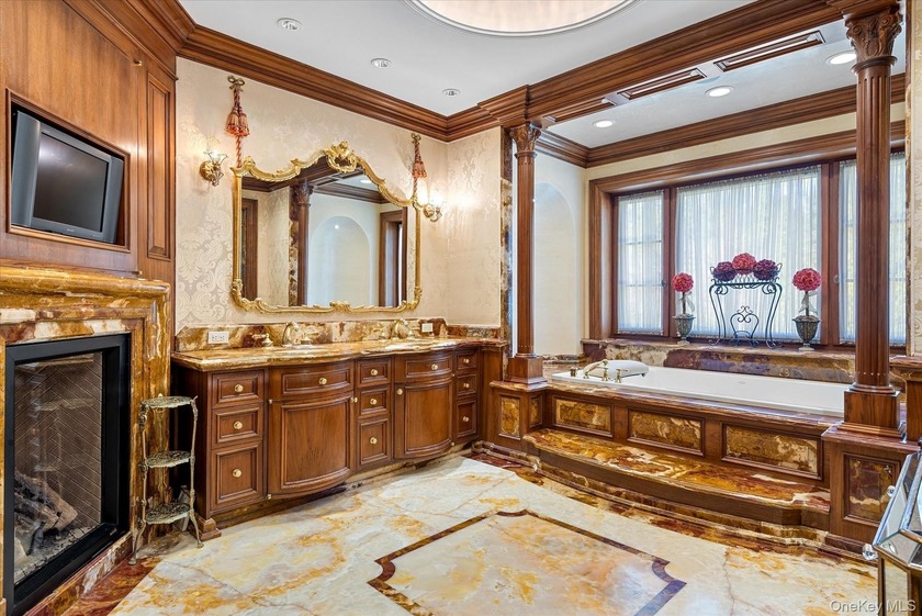 Luxurious Waterview Mansion in the Prestigious Village of Kings - photo 25