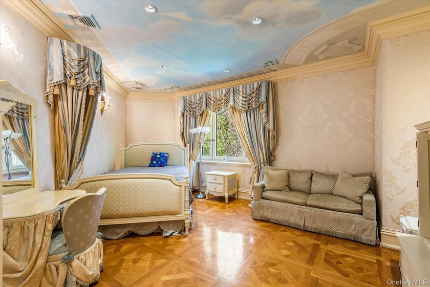 Luxurious Waterview Mansion in the Prestigious Village of Kings - photo 28