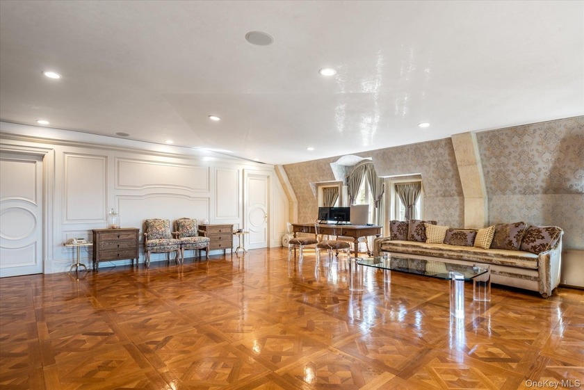 Luxurious Waterview Mansion in the Prestigious Village of Kings - photo 31
