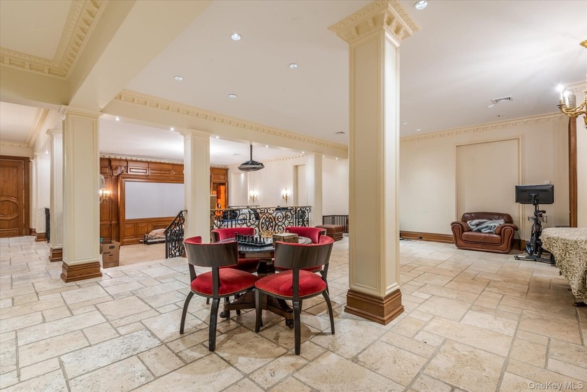 Luxurious Waterview Mansion in the Prestigious Village of Kings - photo 34