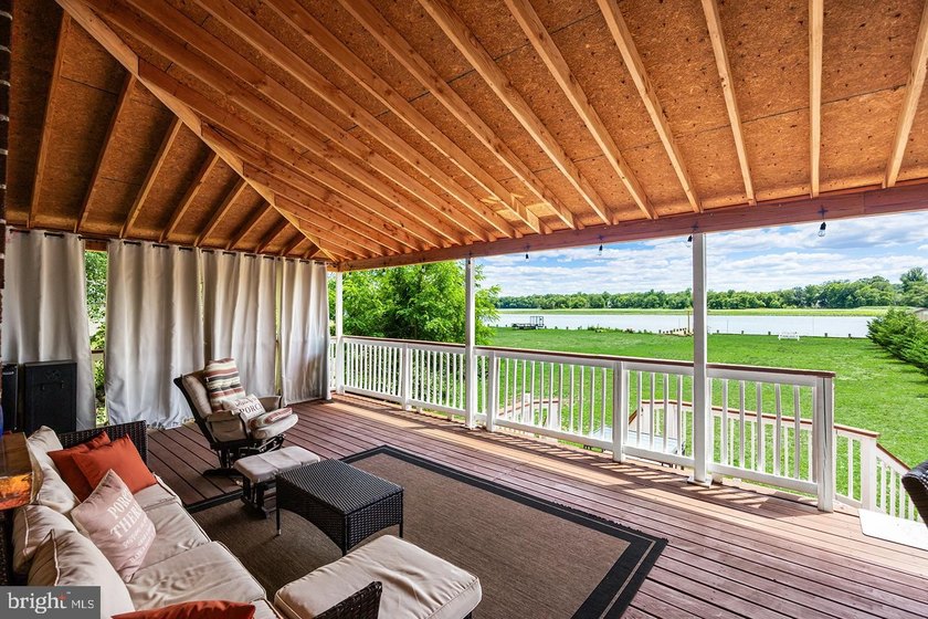Waterfront 4-bedroom, 3.5-bathroom home in the Martins Beach - photo 2