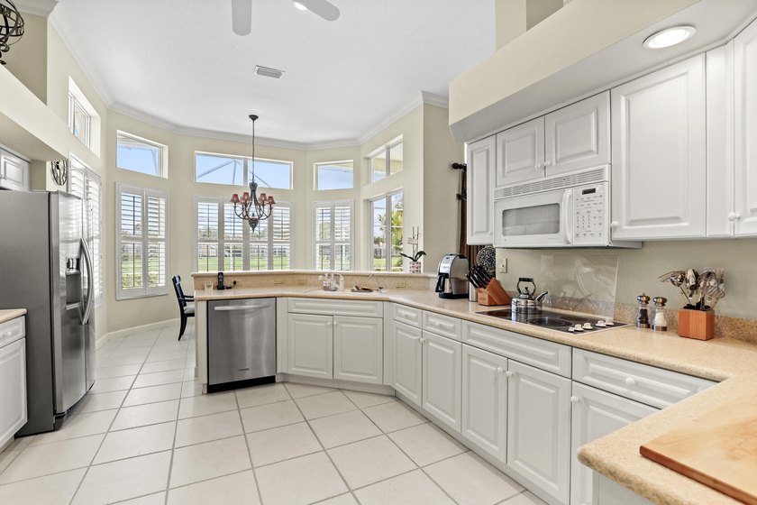 Golf Course Stunner! EXCEPTIONALLY Cared for 3BR/3BA 3 car - photo 7
