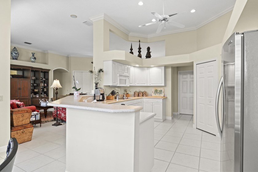 Golf Course Stunner! EXCEPTIONALLY Cared for 3BR/3BA 3 car - photo 8