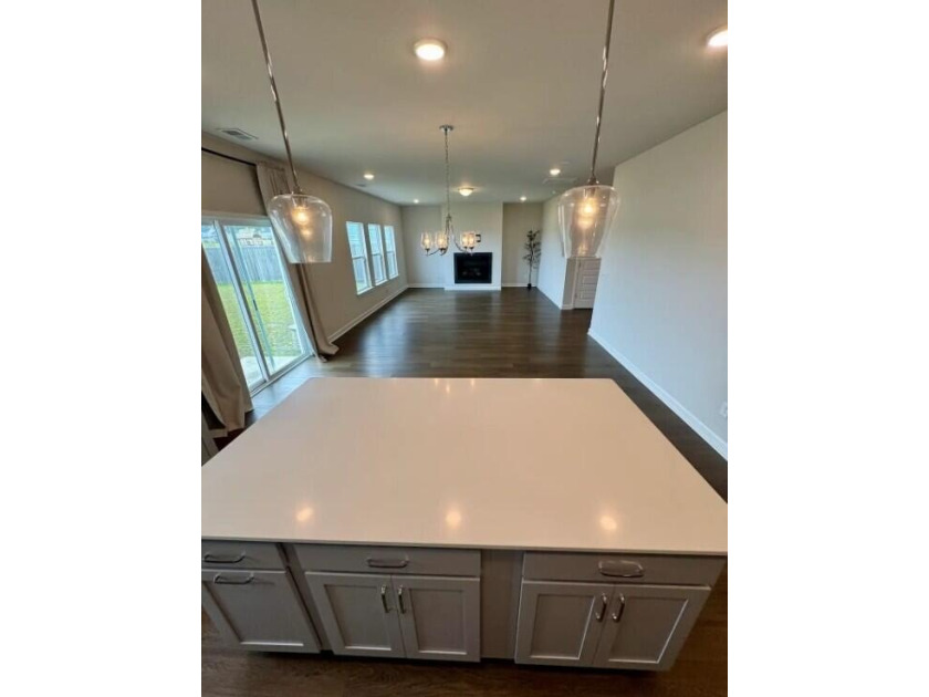 Welcome to 445 Navona Dr, where space, style, and everyday - photo 9