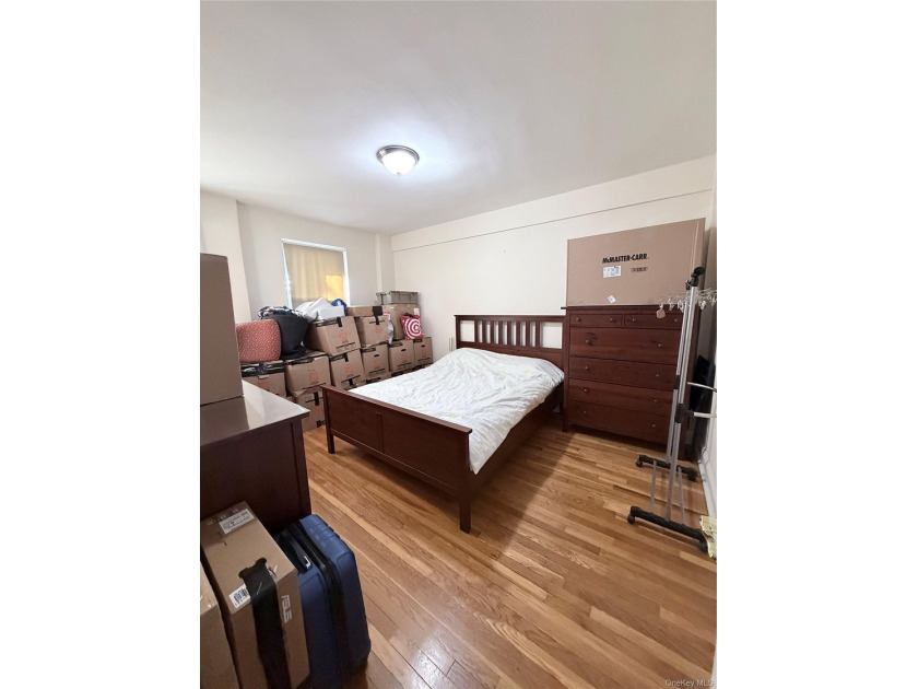 Beautiful updated one bedroom apt, with open kitchen and - photo 2