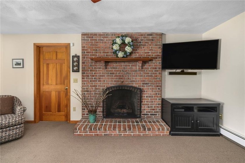 WELCOME TO RIVERFRONT ESTATES! LOCATED A SHORT DISTANCE FROM - photo 3