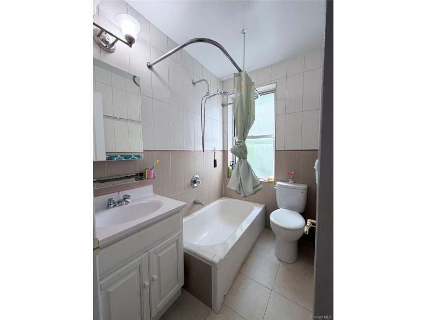 Beautiful updated one bedroom apt, with open kitchen and - photo 4