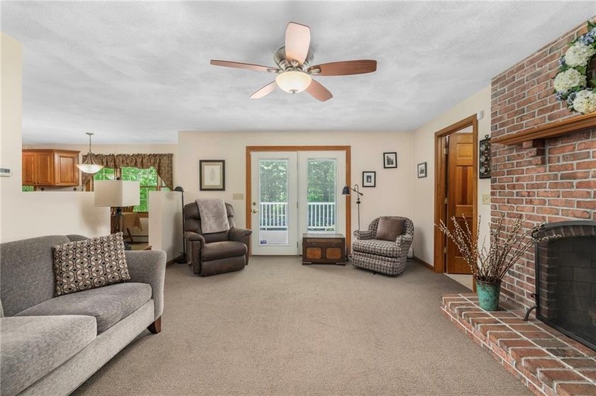 WELCOME TO RIVERFRONT ESTATES! LOCATED A SHORT DISTANCE FROM - photo 4