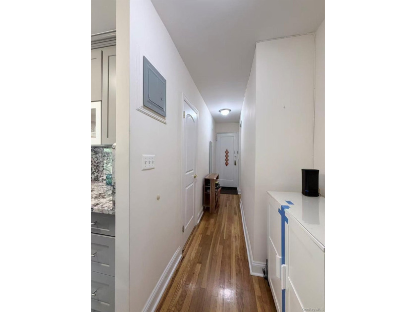 Beautiful updated one bedroom apt, with open kitchen and - photo 8