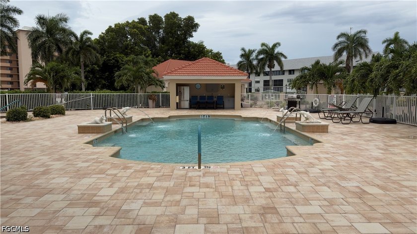 Rare waterfront, corner luxury end-unit in the highly coveted - photo 11