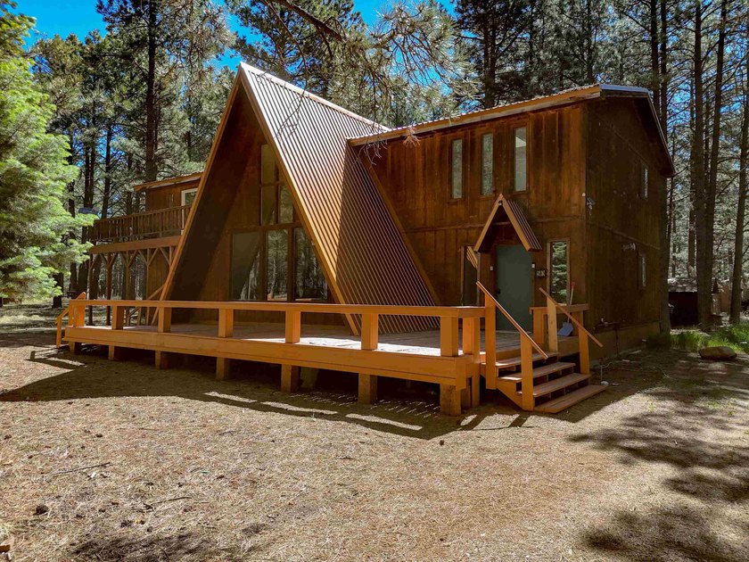 Welcome to 50 Knollwood Way, a quintessential A-frame chalet - photo 2