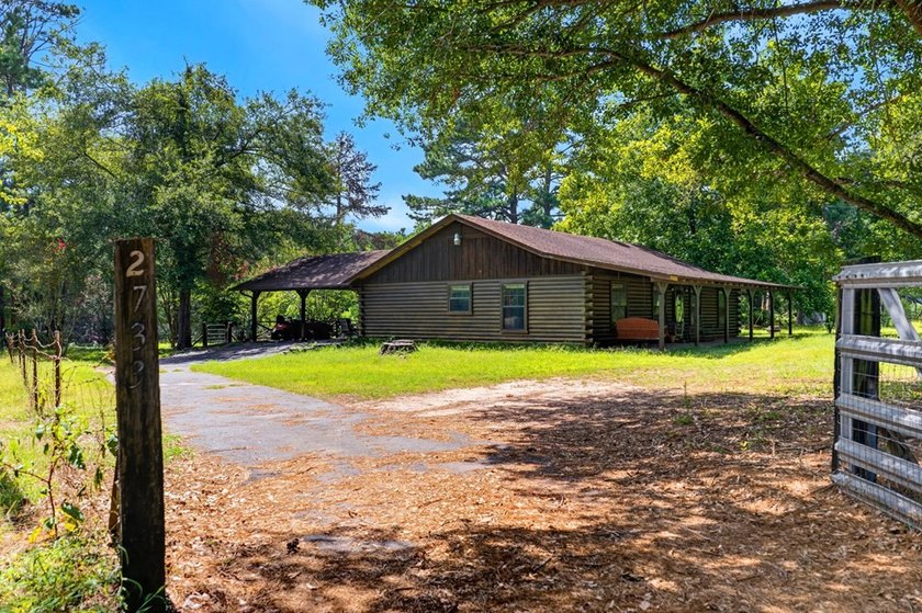 Escape to the peace and privacy of country living with this - photo 3