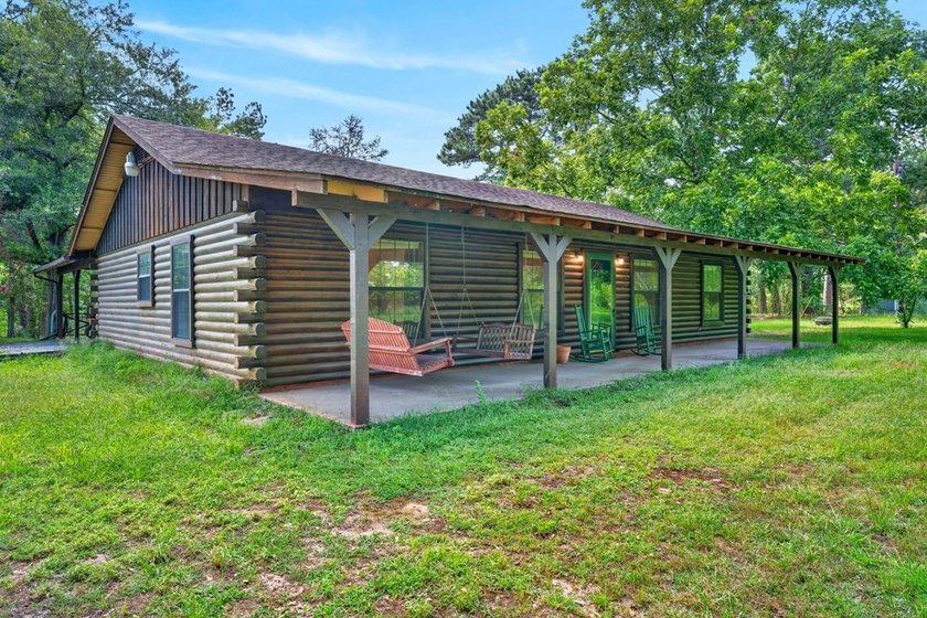 Escape to the peace and privacy of country living with this - photo 4