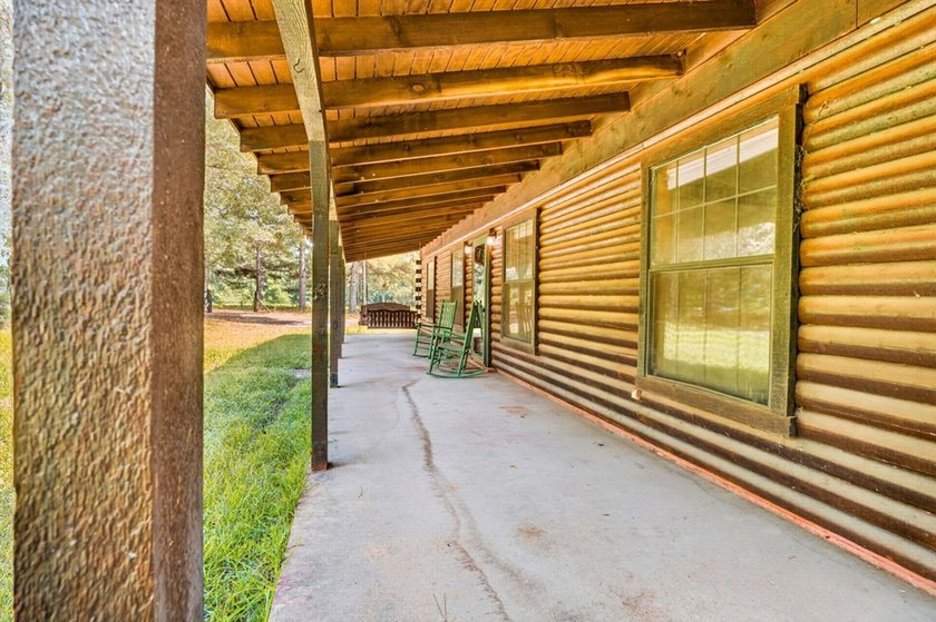 Escape to the peace and privacy of country living with this - photo 6