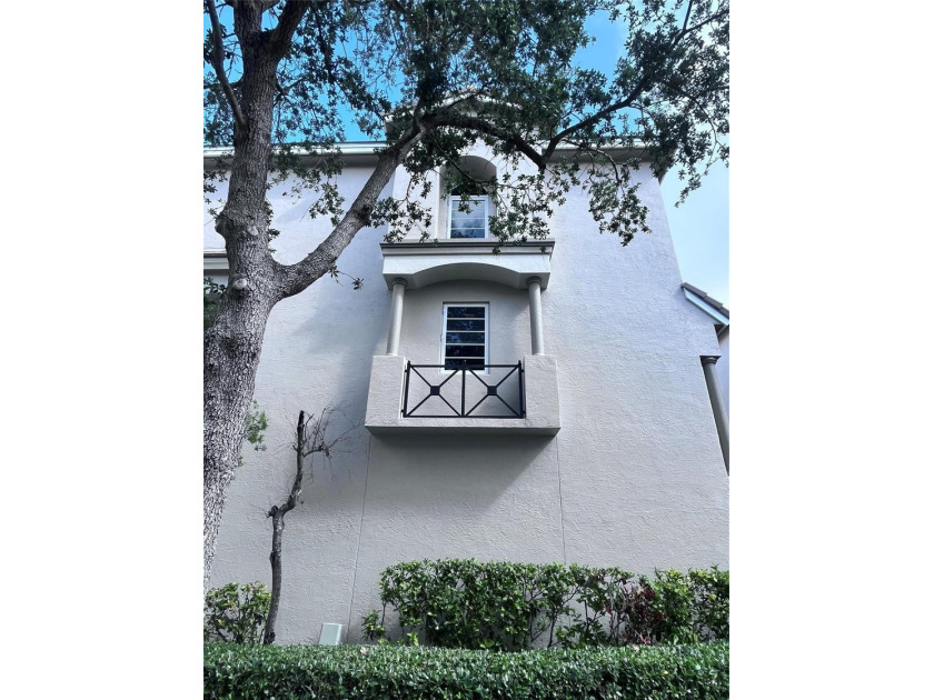 This rarely available large corner townhouse has 3 bedroom 3.5 - photo 4
