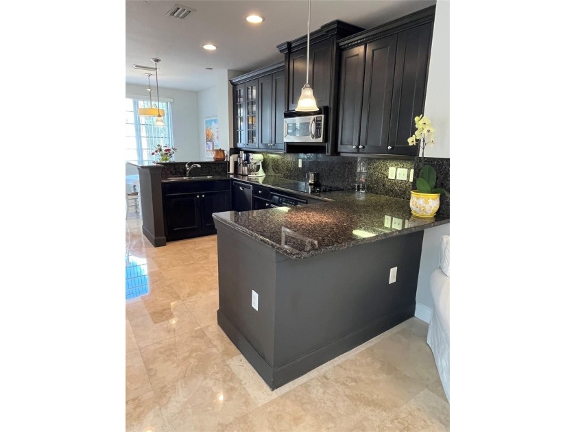 This rarely available large corner townhouse has 3 bedroom 3.5 - photo 6