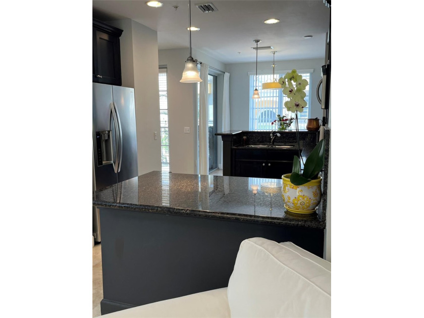 This rarely available large corner townhouse has 3 bedroom 3.5 - photo 7