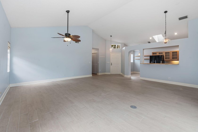 Welcome home to this 3-bedroom, 2-bathroom waterfront home in - photo 6