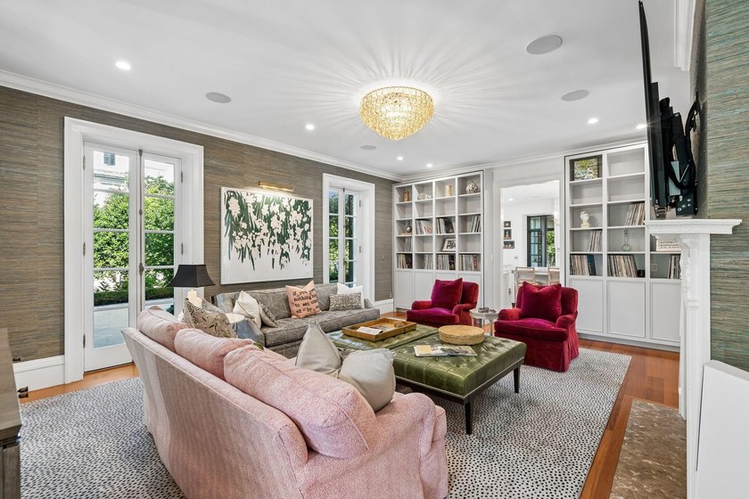 Gracefully restored and rich in Charleston history, this - photo 8
