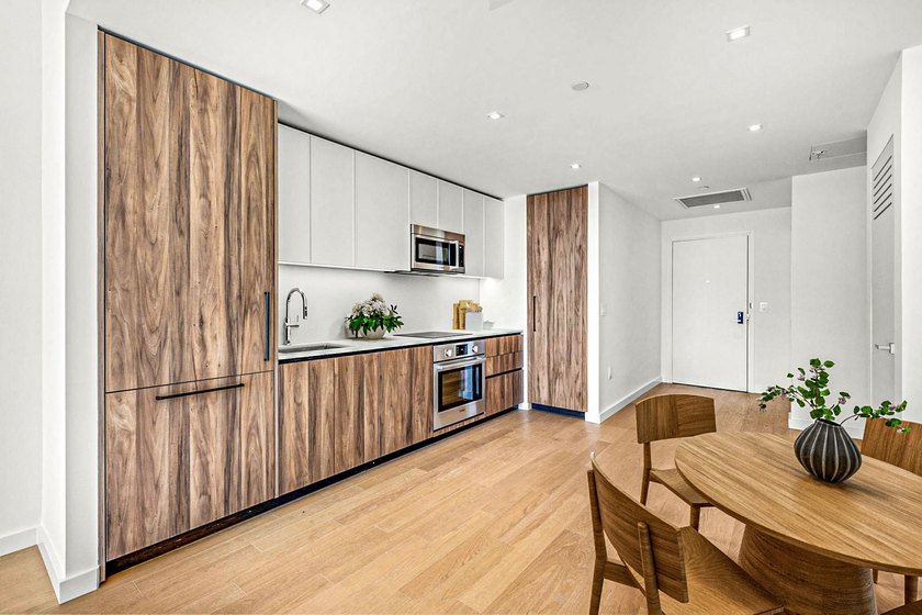 3C is a meticulous south facing one bedroom plus den. The photos - photo 3