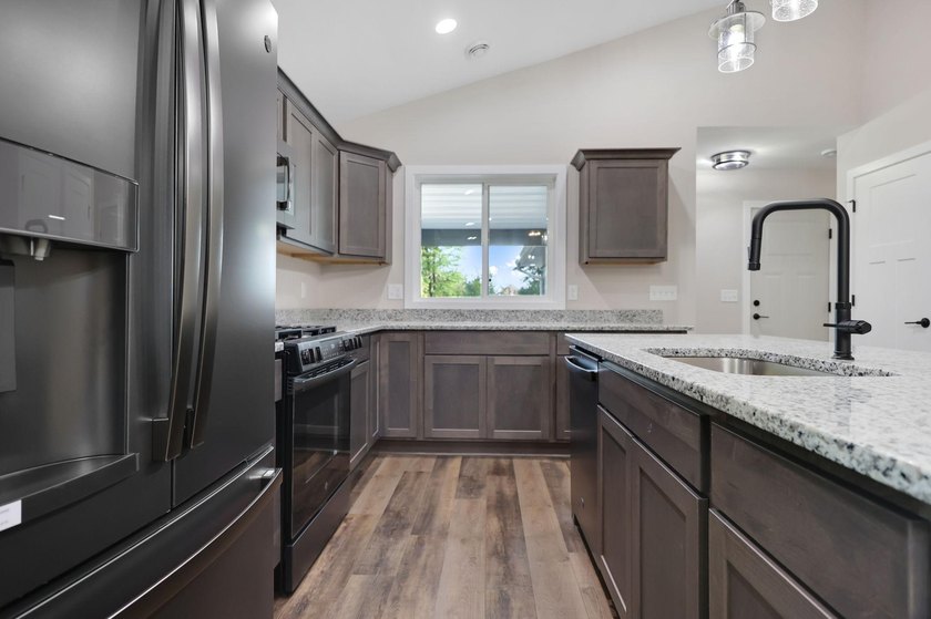 331 Gateway Parkway - photo 4